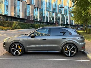 2026 Porsche Cayenne GTS III Рестайлинг, серый, 29000000 рублей, вид 2