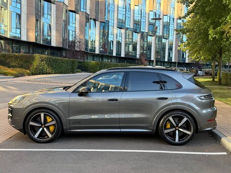 2026 Porsche Cayenne GTS III Рестайлинг, серый, 28800000 рублей, вид 2