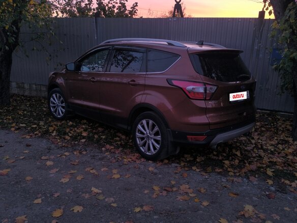2017 Ford Kuga II Рестайлинг, коричневый, 1320000 рублей - вид 1