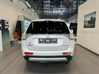 2014 Mitsubishi Outlander III Рестайлинг, белый, 1570000 рублей, вид 5
