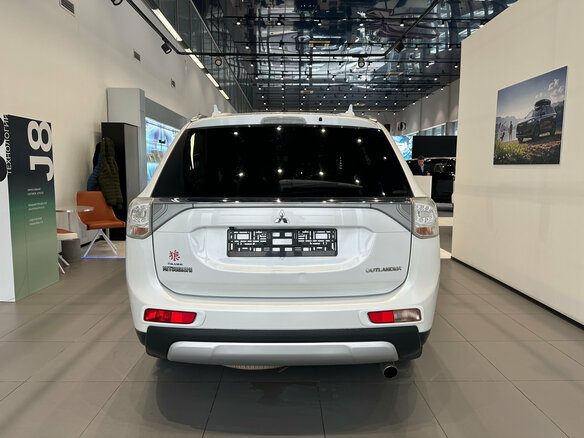 2014 Mitsubishi Outlander III Рестайлинг, белый, 1570000 рублей - вид 4