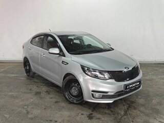 2015 Kia Rio III Рестайлинг, серебристый, 792000 рублей, вид 3