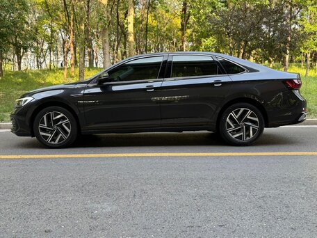 2023 Volkswagen Sagitar III Рестайлинг, серый, 1698029 рублей, вид 3