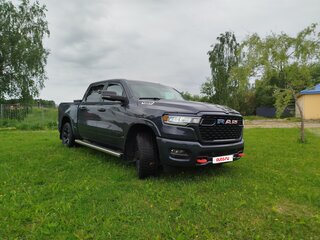 2024 Ram 1500 Crew Cab V Рестайлинг, серый, 5909981 рублей, вид 2
