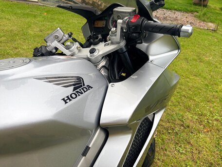 2006 Honda VFR 800, серебристый, 460000 рублей, вид 3