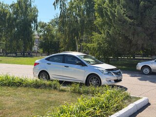 2014 Hyundai Solaris I Рестайлинг, серебристый, 790000 рублей, вид 1