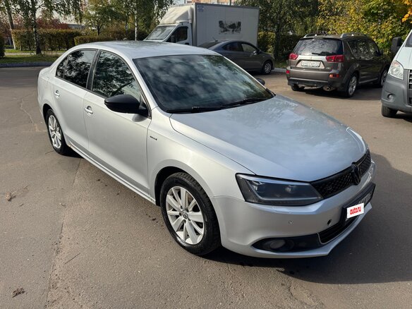 2013 Volkswagen Jetta VI, серебристый - вид 1