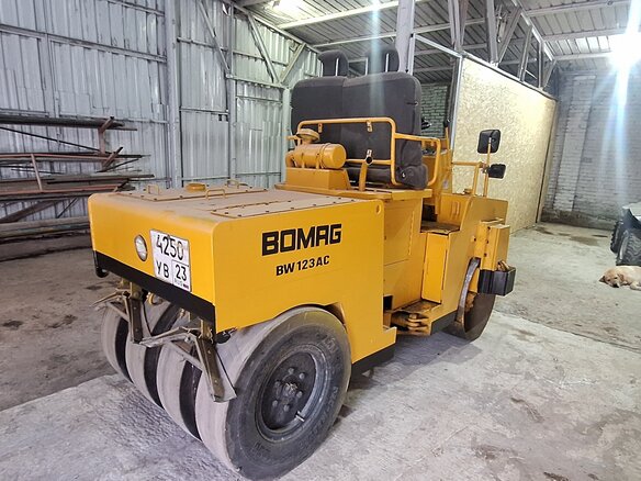 2001 Bomag BW 123 AD, жёлтый - вид 18