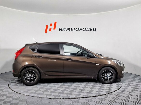 2015 Hyundai Solaris I Рестайлинг, коричневый, 899000 рублей - вид 4