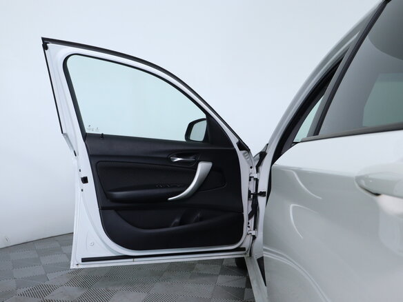2016 BMW 1 серии 118i II (F20/F21) Рестайлинг, белый, 1590000 рублей - вид 9