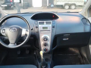 2006 Toyota Yaris II, серый, 400000 рублей, вид 1
