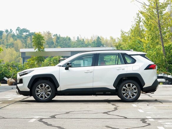 2025 Toyota RAV4 V (XA50), белый, 3950000 рублей - вид 7