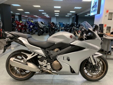 2017 Honda VFR 800, серый, 935000 рублей, вид 1