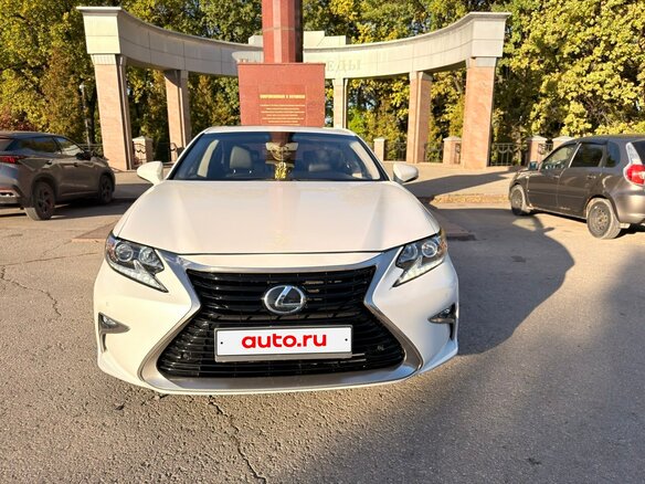 2016 Lexus ES 250 VI Рестайлинг, белый, 3000000 рублей - вид 1