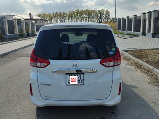 2017 Honda Freed+ II, белый, 1380000 рублей, вид 4