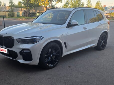 2020 BMW X5 45e IV (G05/G18), белый, 6850000 рублей, вид 1