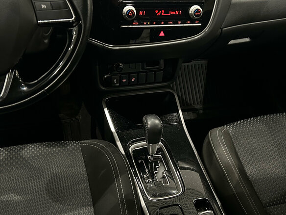 2022 Mitsubishi Outlander III Рестайлинг 3, белый, 2369000 рублей - вид 17