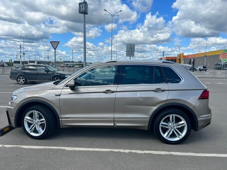 2018 Volkswagen Tiguan II, бежевый, 2560000 рублей, вид 3