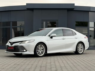 2019 Toyota Camry VIII (XV70), белый, 2830000 рублей, вид 3