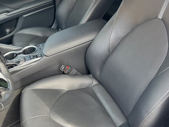 2022 Toyota Camry VIII (XV70) Рестайлинг, белый, 3625000 рублей - вид 16