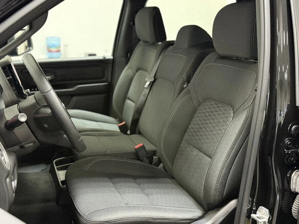 2025 Ram 1500 Crew Cab V Рестайлинг, чёрный - вид 13