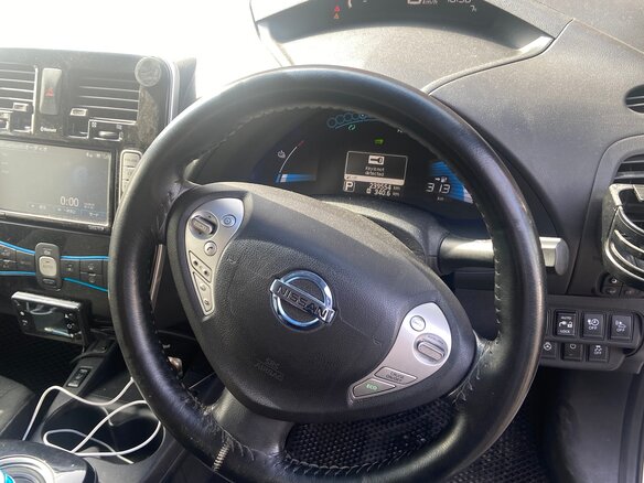 2013 Nissan Leaf (EM57) I (ZE0/AZE0), белый, 1250000 рублей - вид 8