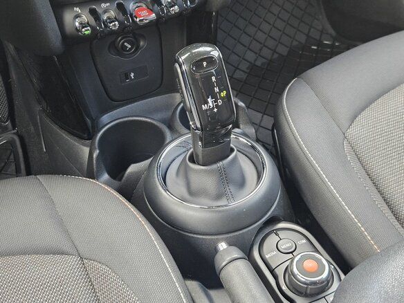 2019 Mini Hatch Cooper III (F55/F56) Рестайлинг, зелёный, 2050000 рублей - вид 16