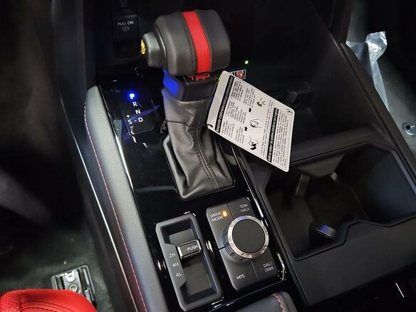 2026 Toyota Tundra CrewMax III, чёрный - вид 14