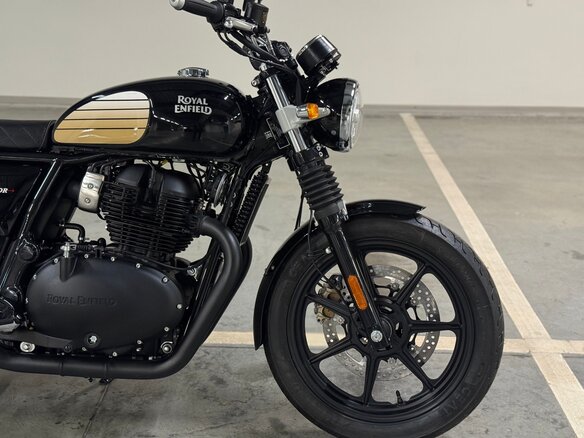 2026 Royal Enfield Interceptor, чёрный, 694000 рублей - вид 3