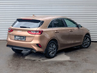 2022 Kia Ceed III Рестайлинг, коричневый, 1750000 рублей, вид 5