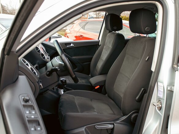 2016 Volkswagen Tiguan I Рестайлинг, серебристый, 1595000 рублей - вид 10