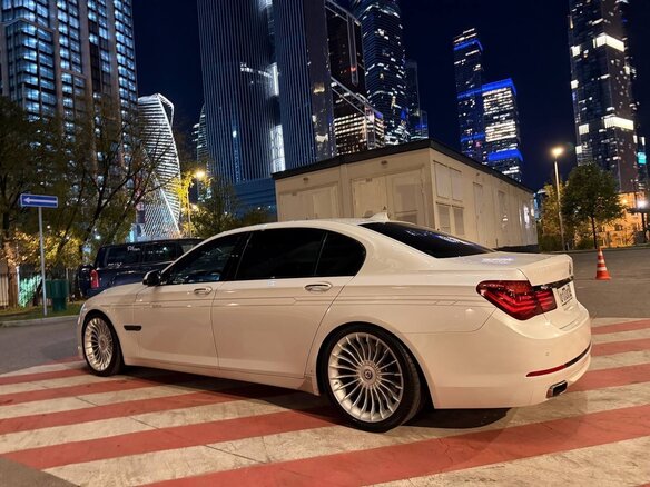 2012 BMW 7 серии 750i xDrive V (F01/F02/F04) Рестайлинг, белый, 1650000 рублей - вид 3