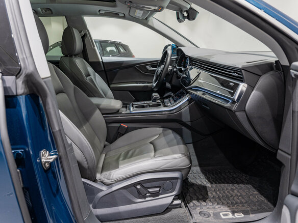 2019 Audi Q8 55 TFSI I (4M), синий, 4975000 рублей - вид 9