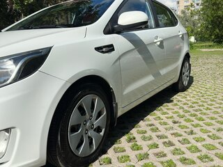 2013 Kia Rio 4-speed III, белый, 940000 рублей, вид 4