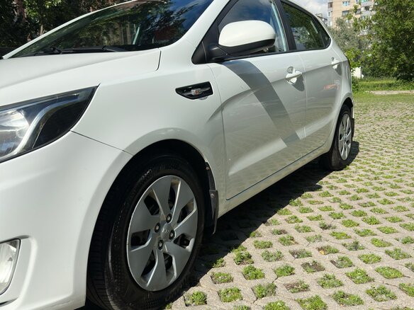 2013 Kia Rio 4-speed III, белый, 940000 рублей - вид 3