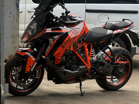 2017 KTM 1290 Super Duke GT, серый, 1075000 рублей, вид 4
