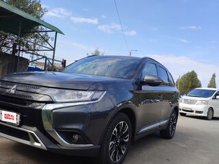 2022 Mitsubishi Outlander III Рестайлинг 3, серый, 2410000 рублей, вид 2