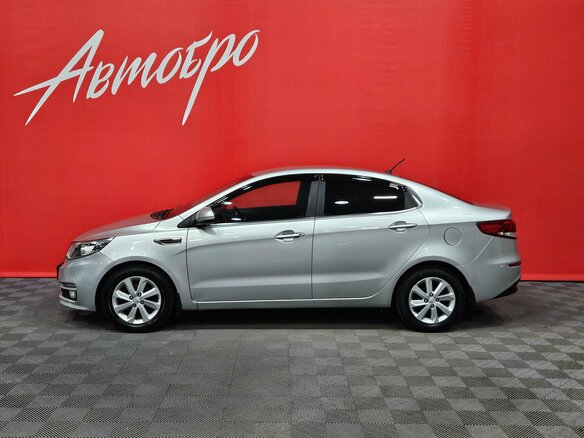 2015 Kia Rio III Рестайлинг, серебристый, 990000 рублей - вид 2