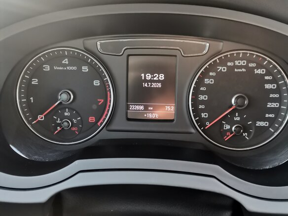 2015 Audi Q3 I (8U) Рестайлинг, чёрный, 1750000 рублей - вид 13