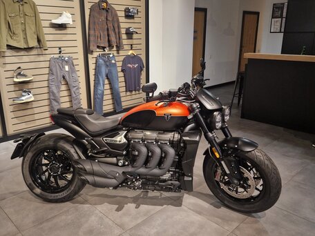 2025 Triumph Rocket III, чёрный, 3890000 рублей, вид 5