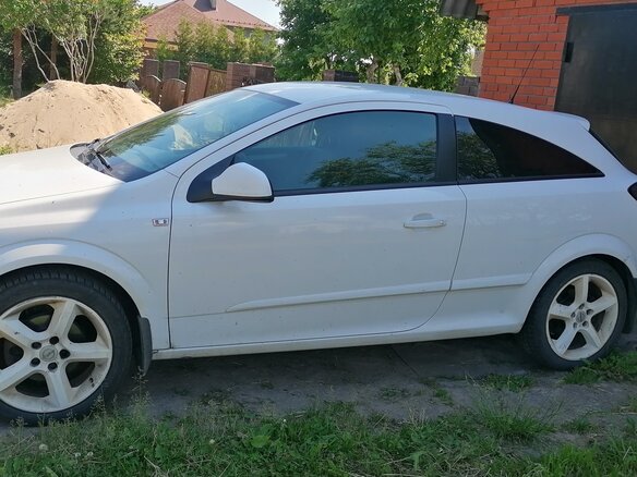 2010 Opel Astra GTC H Рестайлинг, белый, 480000 рублей - вид 4