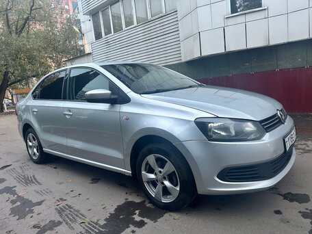 2015 Volkswagen Polo V, серебристый, 800000 рублей, вид 1