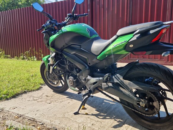 2021 Bajaj Dominar 400, зелёный - вид 1