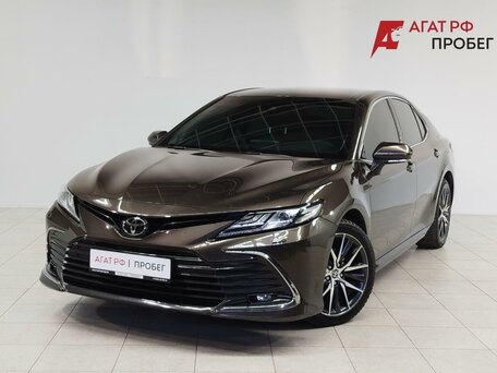 2021 Toyota Camry VIII (XV70) Рестайлинг, коричневый, 3730000 рублей, вид 1