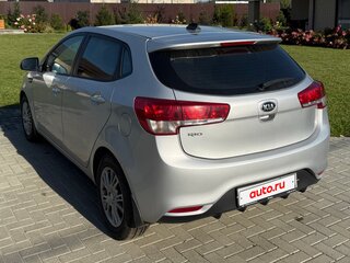 2017 Kia Rio III Рестайлинг, серебристый, 1170000 рублей, вид 4