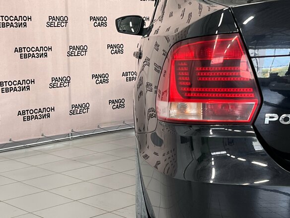 2017 Volkswagen Polo V Рестайлинг, чёрный, 858000 рублей - вид 9