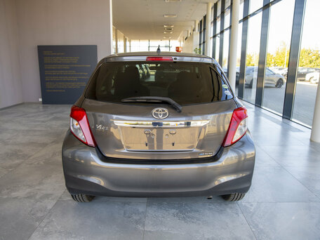 2013 Toyota Vitz III (XP130), серый, 950000 рублей, вид 5