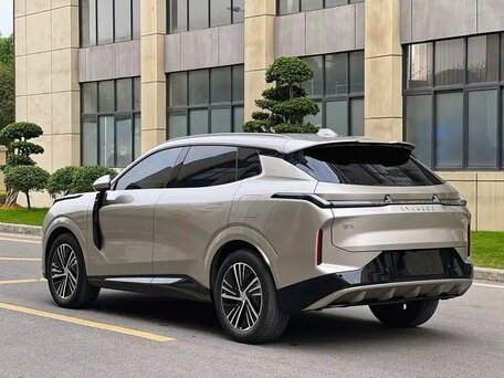 2025 Lynk & Co 08 39.8 kWh I, бежевый, 4100000 рублей, вид 4