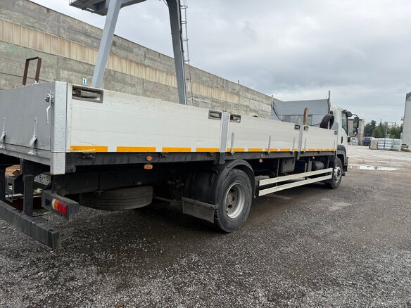 2017 Isuzu Forward (F-Series), белый - вид 2