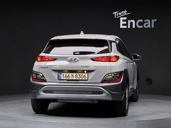 2022 Hyundai Kona I Рестайлинг, серебристый, 1792400 рублей - вид 3